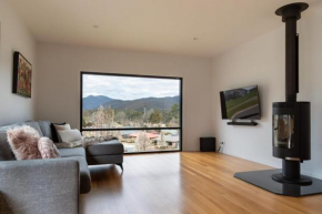 Balcony to Bogong - modern house ten minute stroll to town